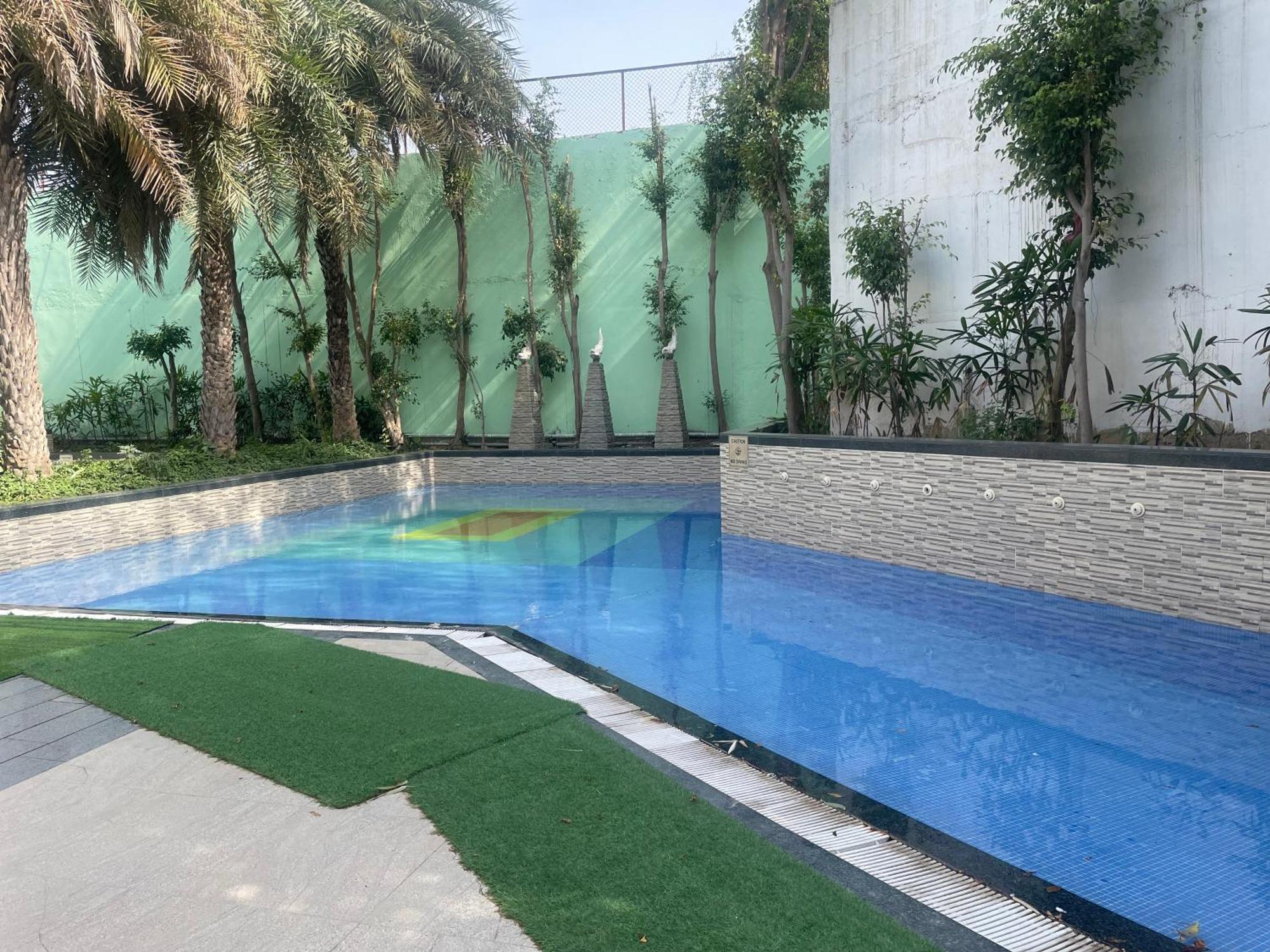 V Retreat Gurgaon Hotel Екстериор снимка