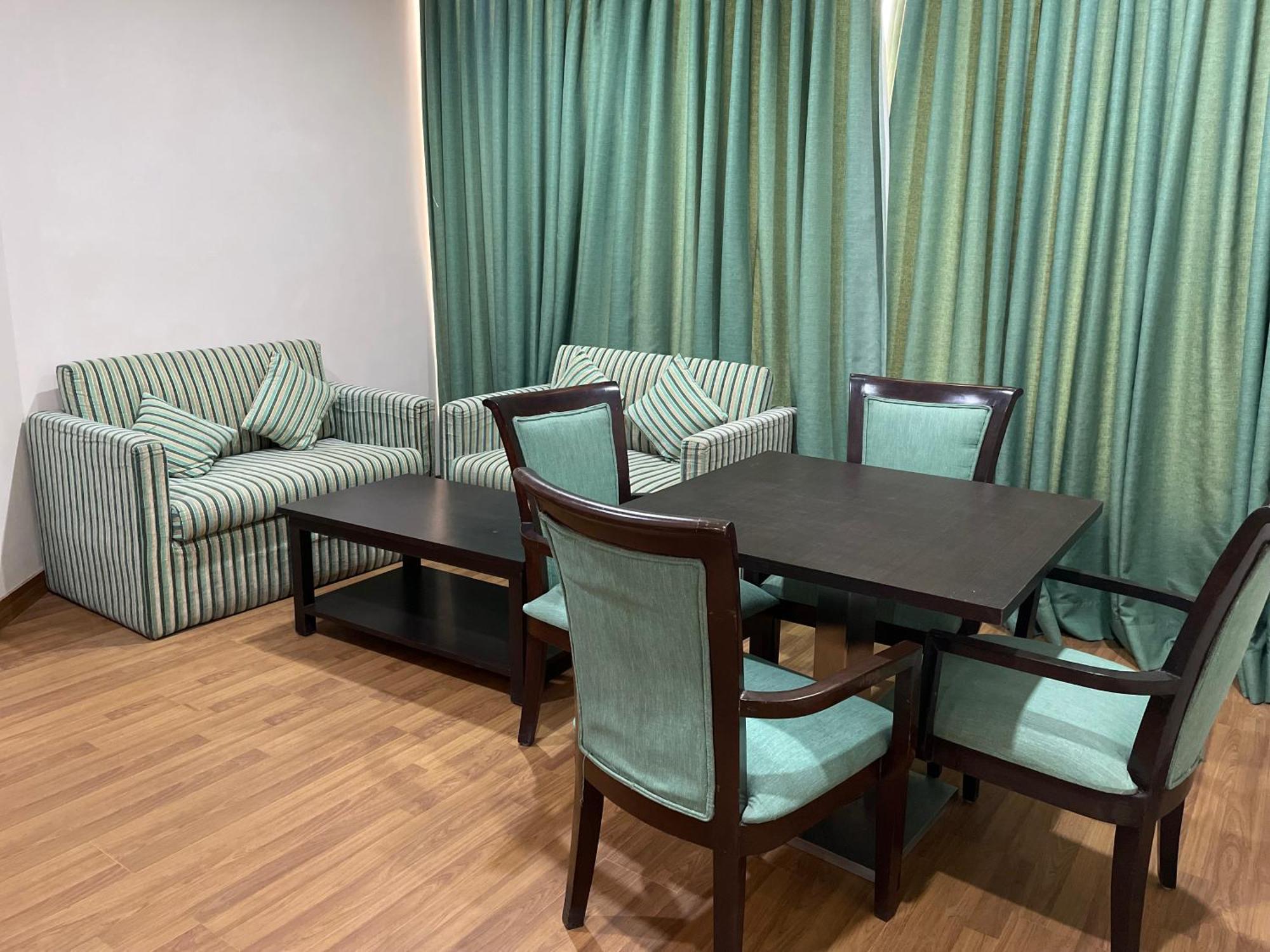 V Retreat Gurgaon Hotel Екстериор снимка