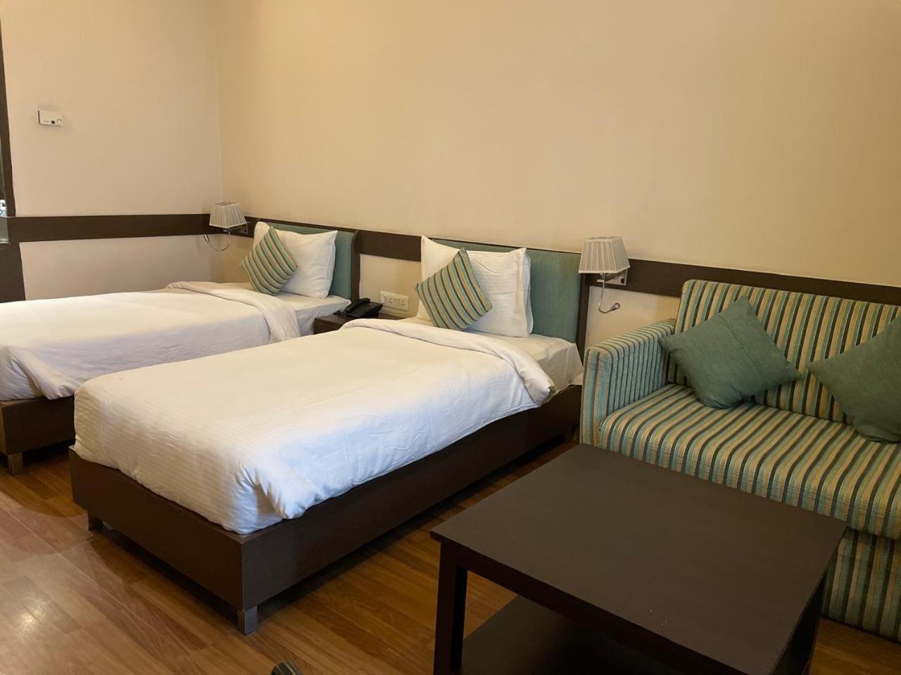 V Retreat Gurgaon Hotel Екстериор снимка